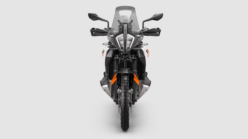 Frontansicht einer stehenden KTM 790 Adventure