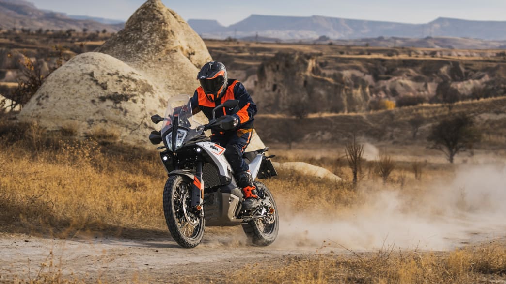 Motorradfahrer auf einer KTM 790 Adventure im Gelände
