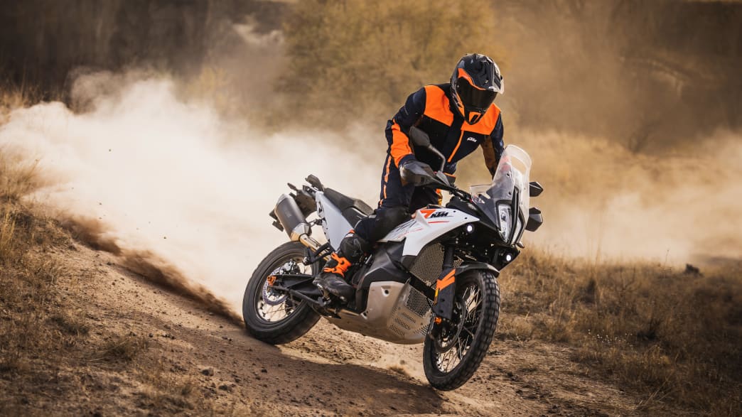 Motorradfahrer auf einer KTM 790 Adventure im Gelände