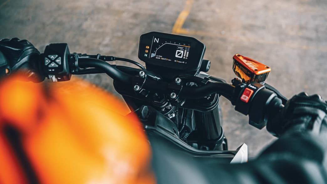 Das Lenkrad und der Computer der KTM Duke 790
