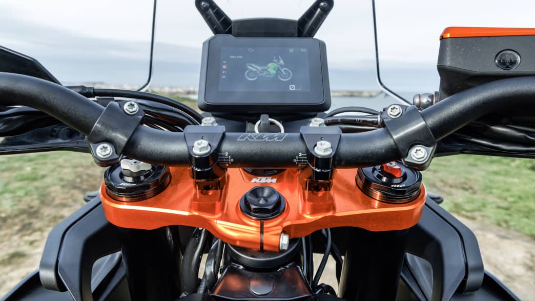 Lenkung und Display der neuen KTM 890 Adventure