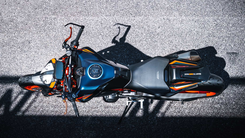 Draufsicht auf eine stehende KTM 890 Duke