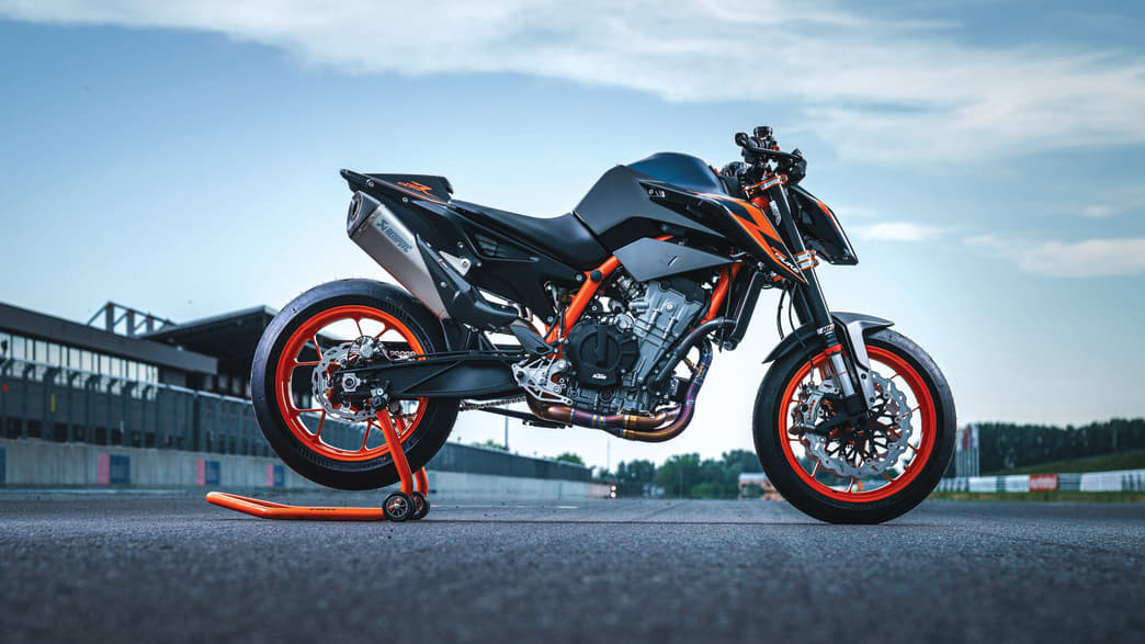 Seitenansicht einer stehenden KTM 890 Duke