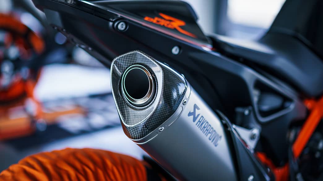 Detailaufnahme der KTM 890 Duke R des Auspuff