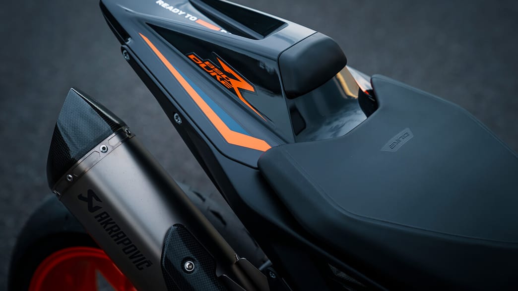 Detailaufnahme der KTM 890 Duke R der Sitzbank