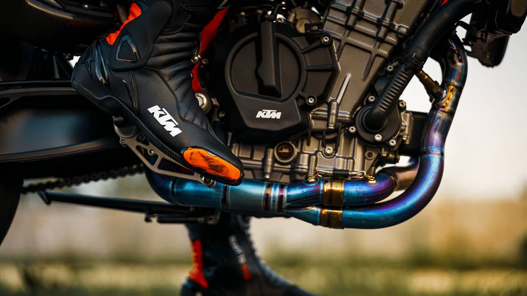 Detailaufnahme der KTM 890 Duke R des Fußtritts