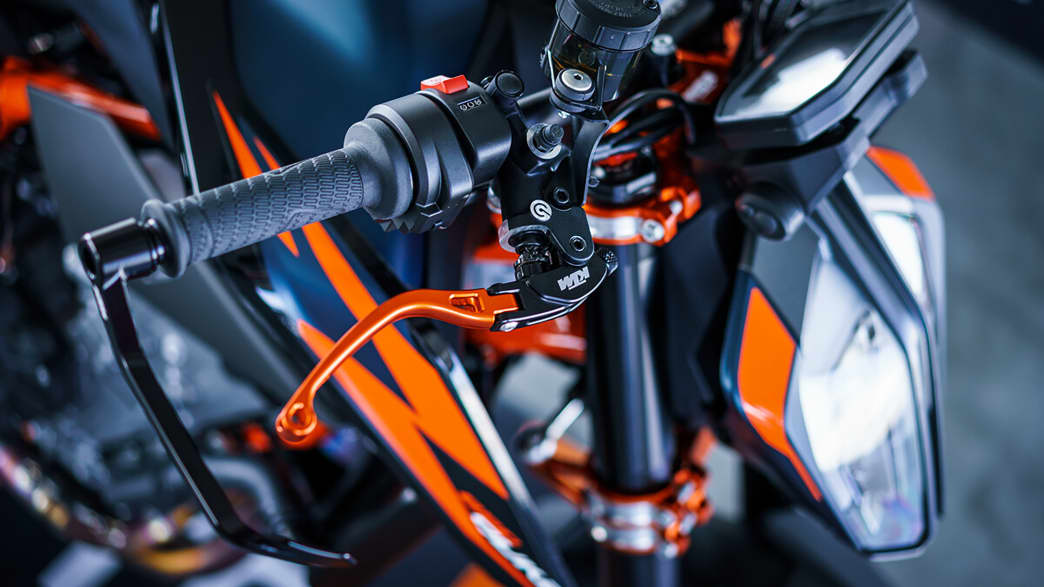 Detailaufnahme der KTM 890 Duke R des Lenker