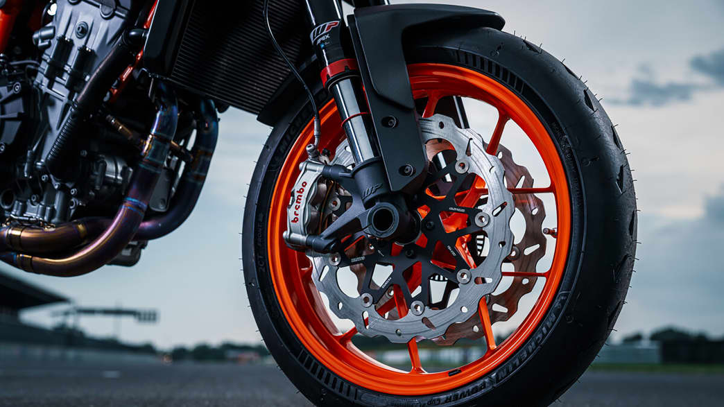 Detailaufnahme der KTM 890 Duke R des Vorderrads