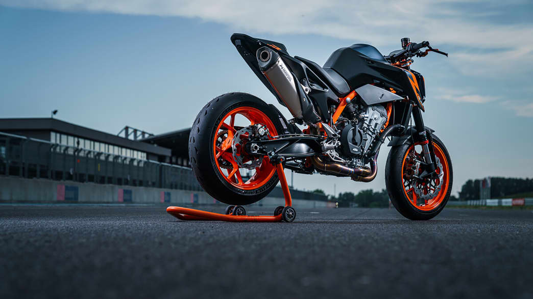 Rückansicht der KTM 890 Duke R