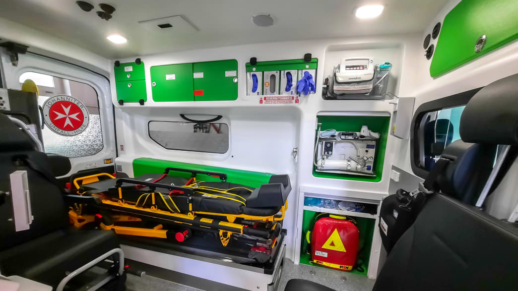 Krankentransportwagen mit Fahrtrage und Tragestuhl sowie medizinischer Basisausstattung.