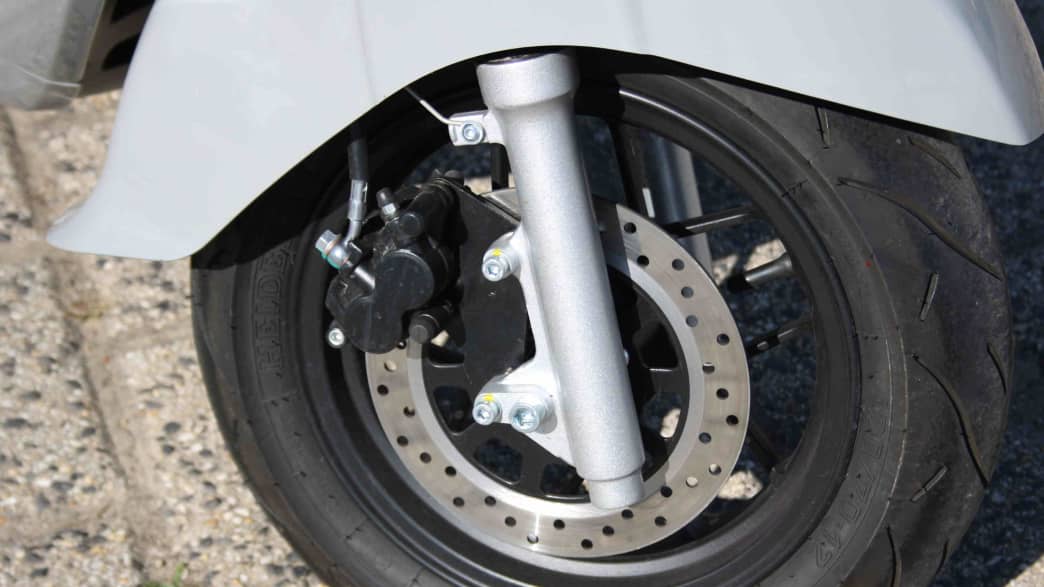 Nahaufnahme der Bremse vom Roller Kumpan 54ignite