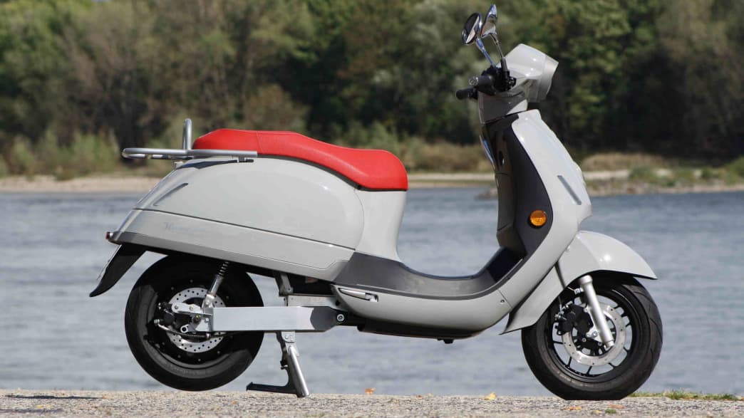 Roller Kumpan 54ignite stehend von der Seite