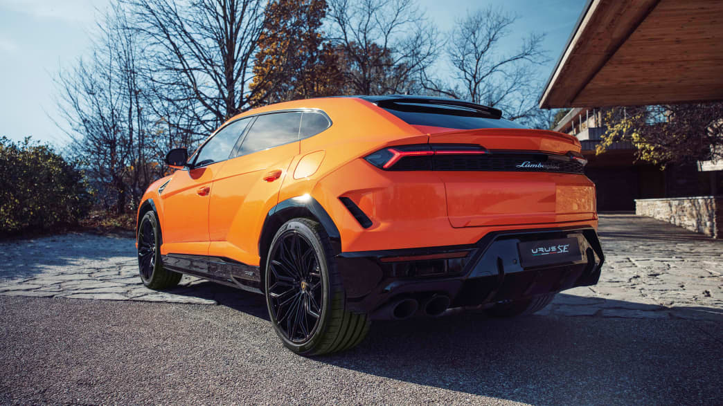 Der Lamborghini Urus SE mit Blick auf das Heck