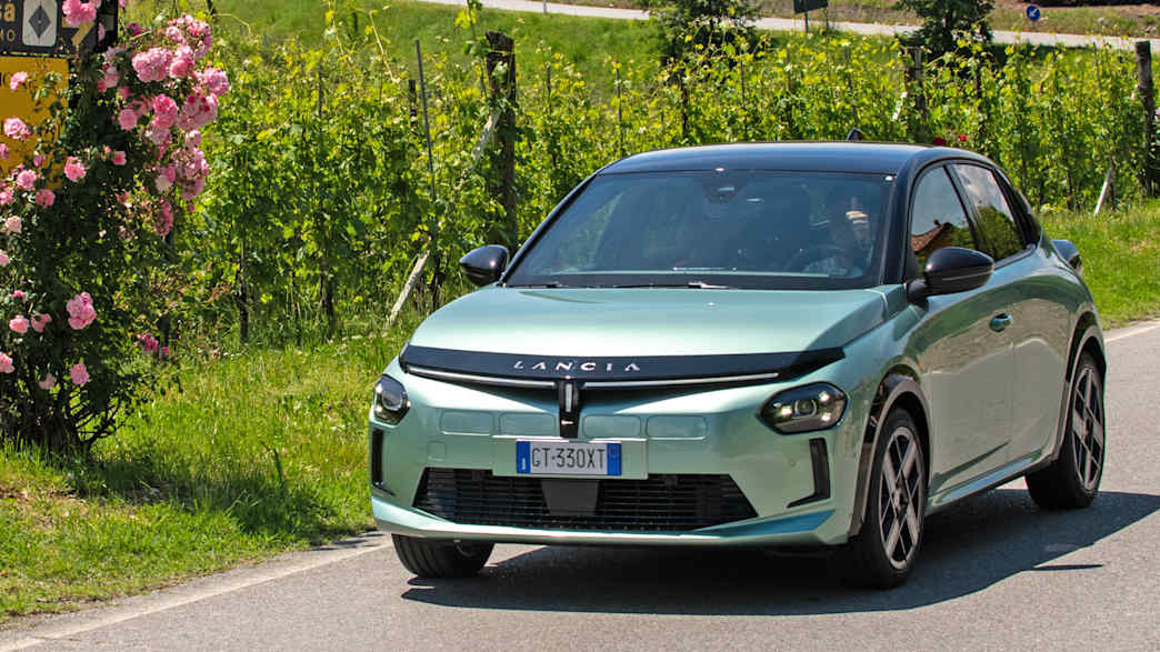 Lancia Y Fahraufnahme schräg von vorne
