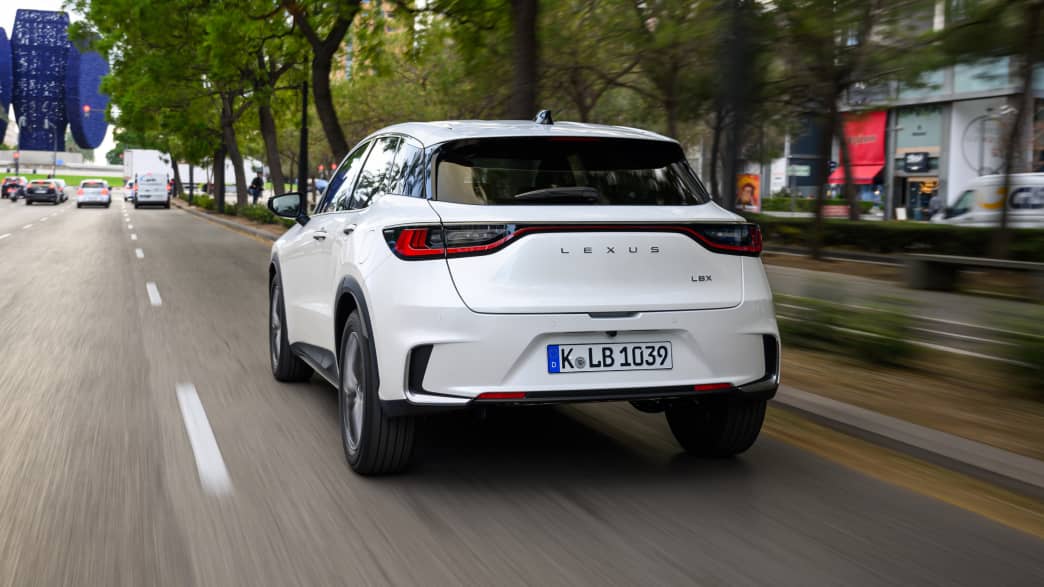 Heckansicht eines fahrenden Lexus LBX
