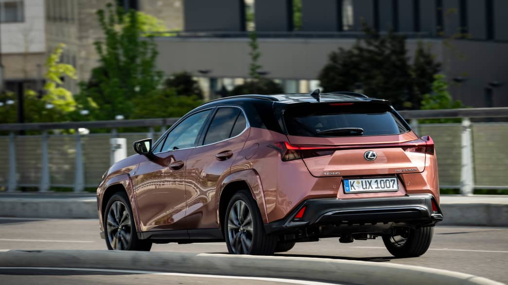 Heckansicht eines Lexus UX nach Facelift