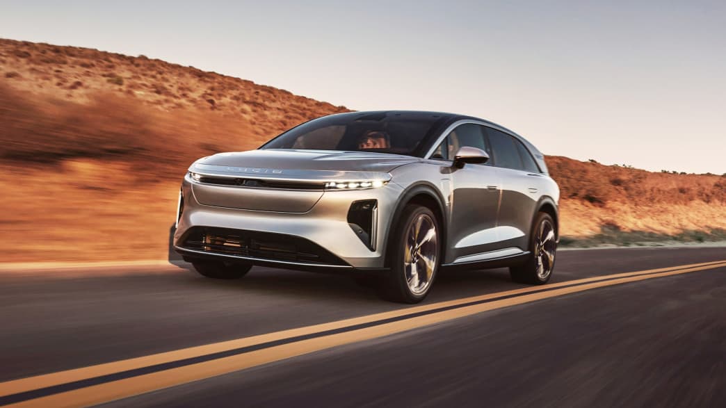 Frontalaufnahme des Elektro SUV Lucid Gravity