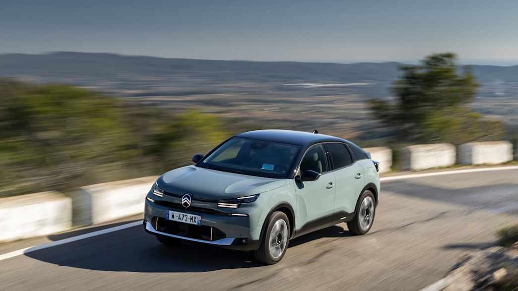 Das Elektroauto von Citroen C4 fährt auf einer Strasse