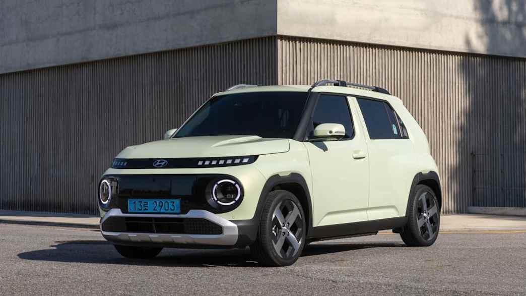 Das Elektroauto Inster von Hyundai steht vor einer Garage