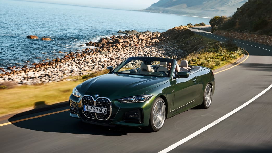 Frontansicht eines fahrenden 4er BMW