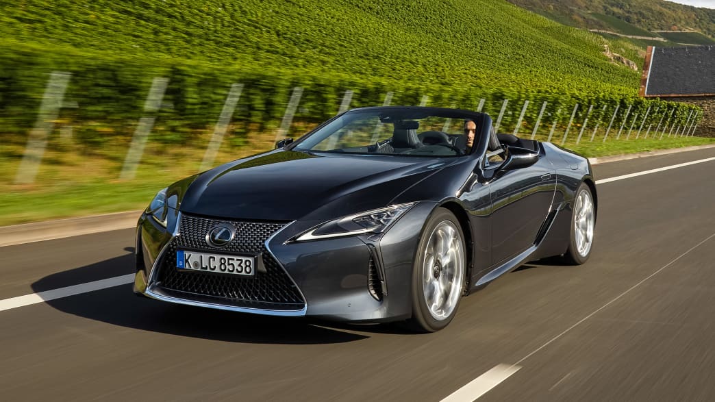 Frontansicht eines fahrenden Lexus LC 500