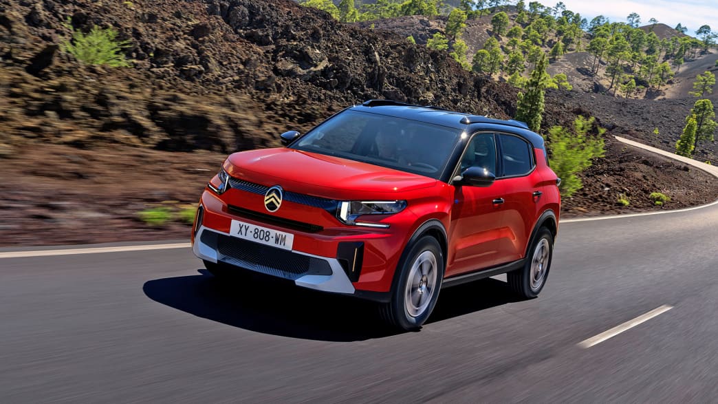 Front und Seitenansicht eines fahrenden Citroen e-C3 Aircross