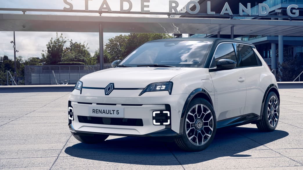 Ein Renault 5 steht vor einem Gebäude