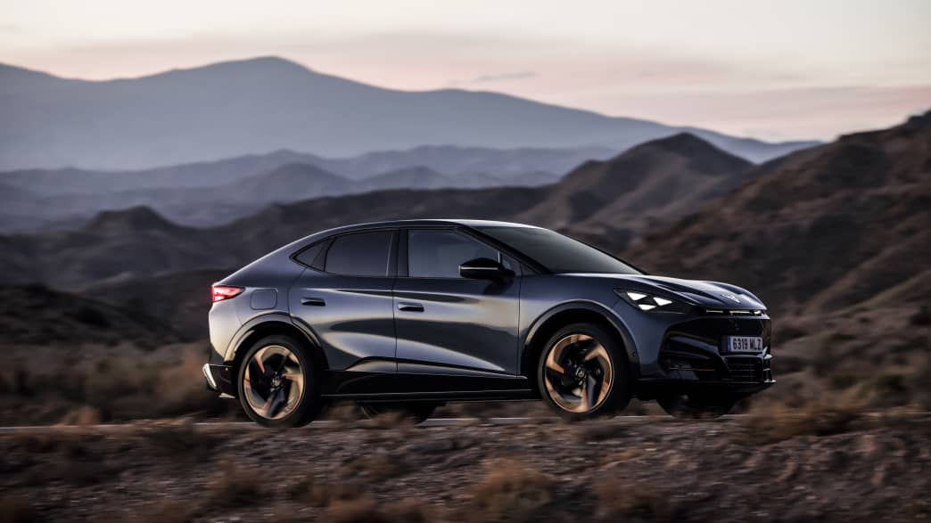 Ein Cupra Tavascan steht in den Bergen