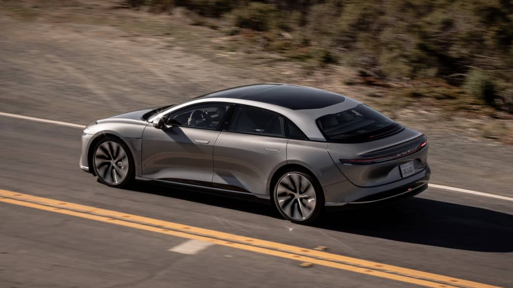 Ein Lucid air auf einem Highway