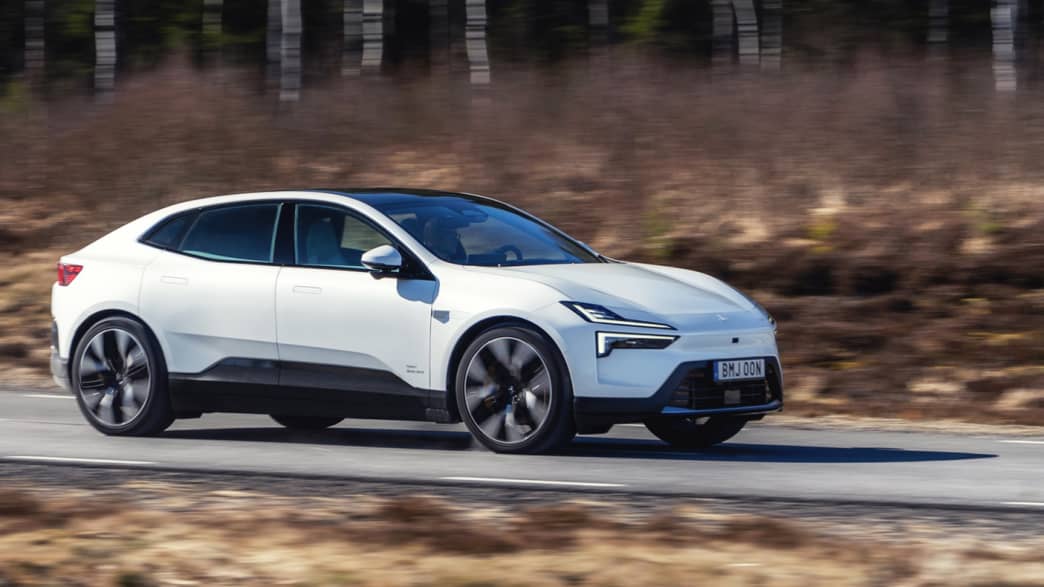 Ein weißer Polestar 4 auf einer Landstraße