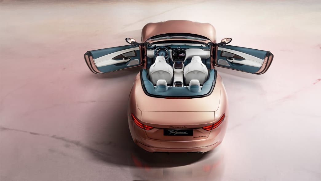 Aufnahme von oben auf den Maserati Gran Cabrio Folgore