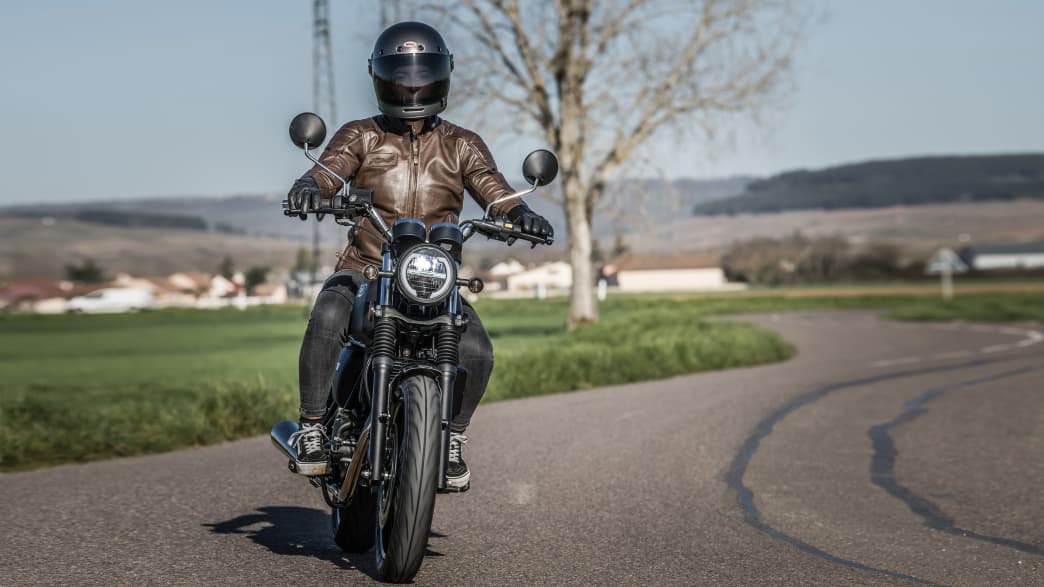 Frontansicht einer fahrenden Mash Black Seven 125