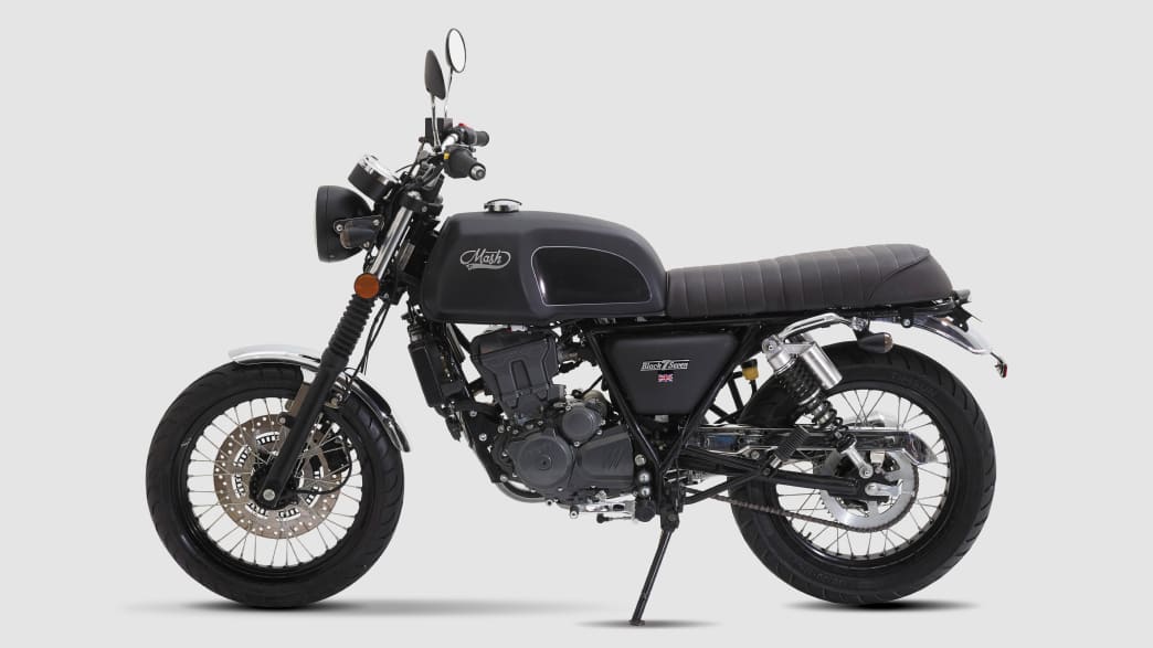 Seitenansicht einer stehenden Mash Black Seven 125