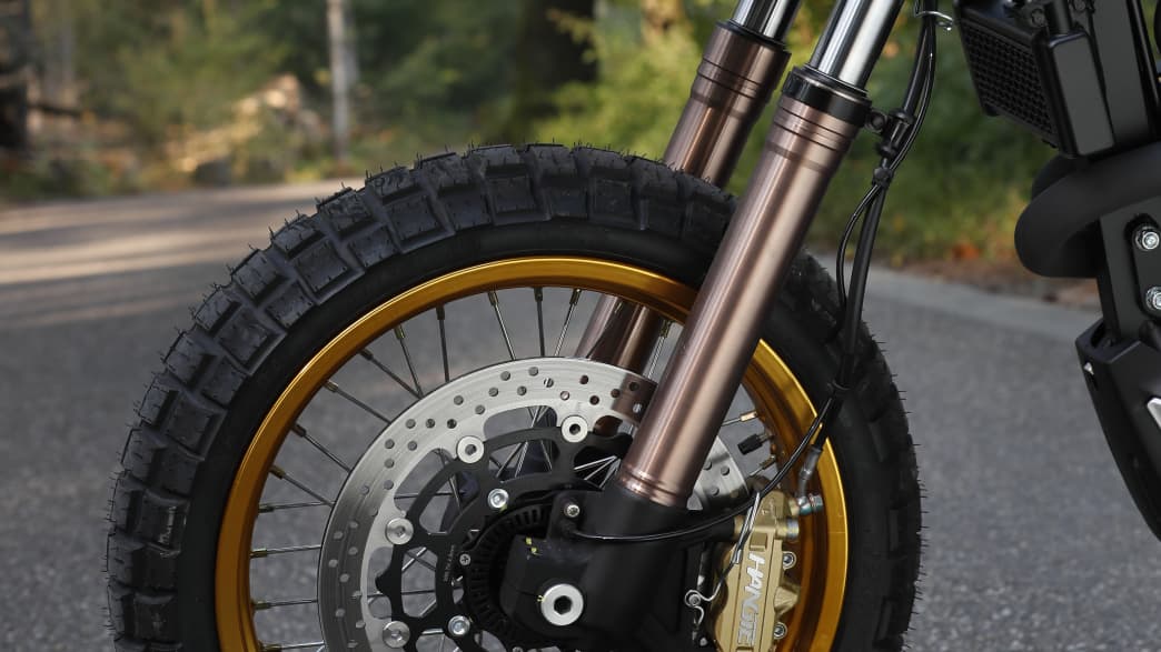 Vorderrad und Gabel vom Motorrad Mash X-Ride 650