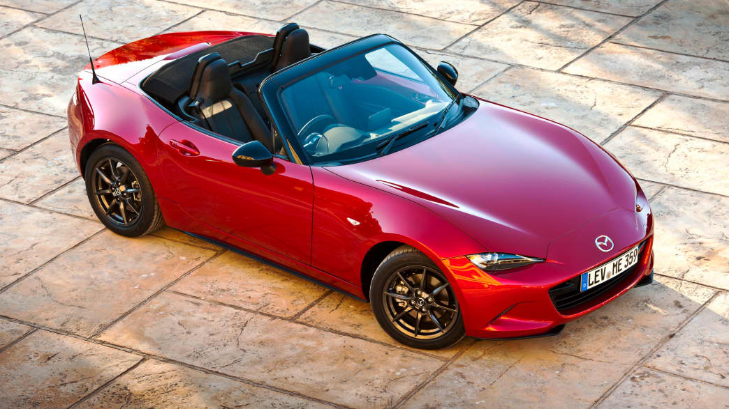 Ein roter Mazda MX 5 der vierten Generation