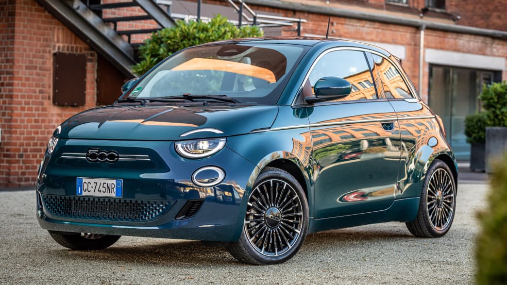 Der Fiat 500 stehend von vorne zu sehen