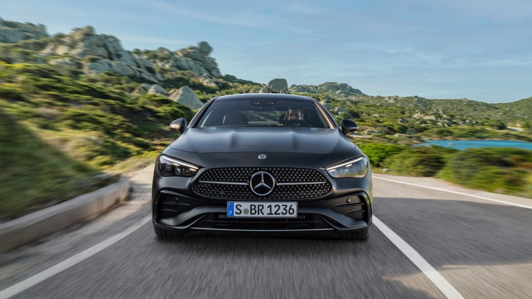 Der Mercedes CLE fahrend frontal fotografiert