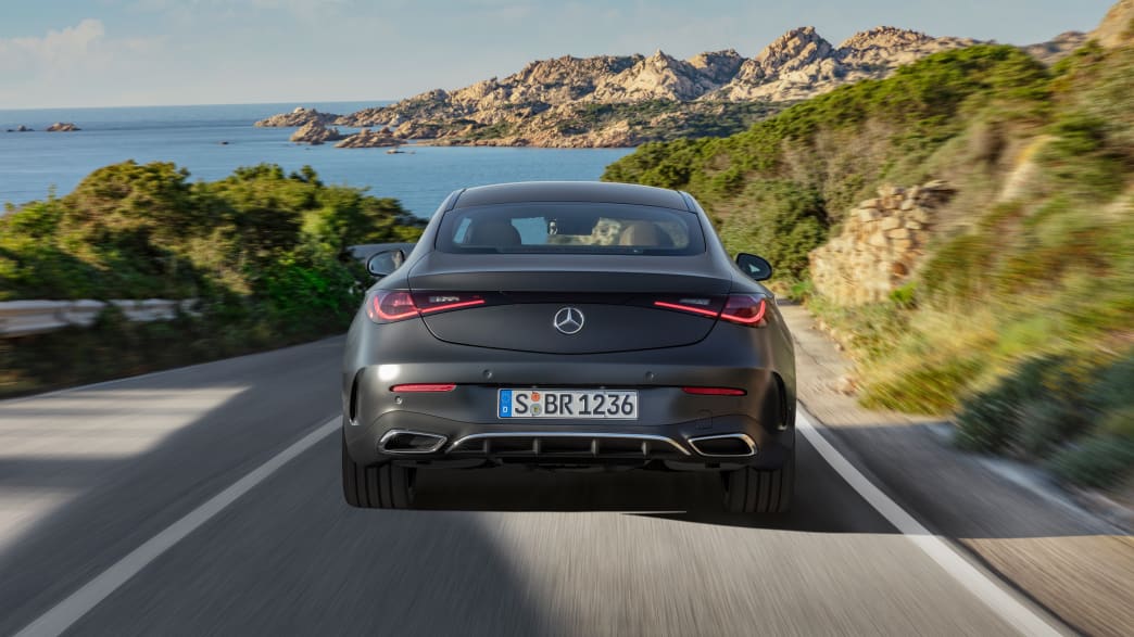 Der Mercedes CLE fahrend von hinten fotografiert