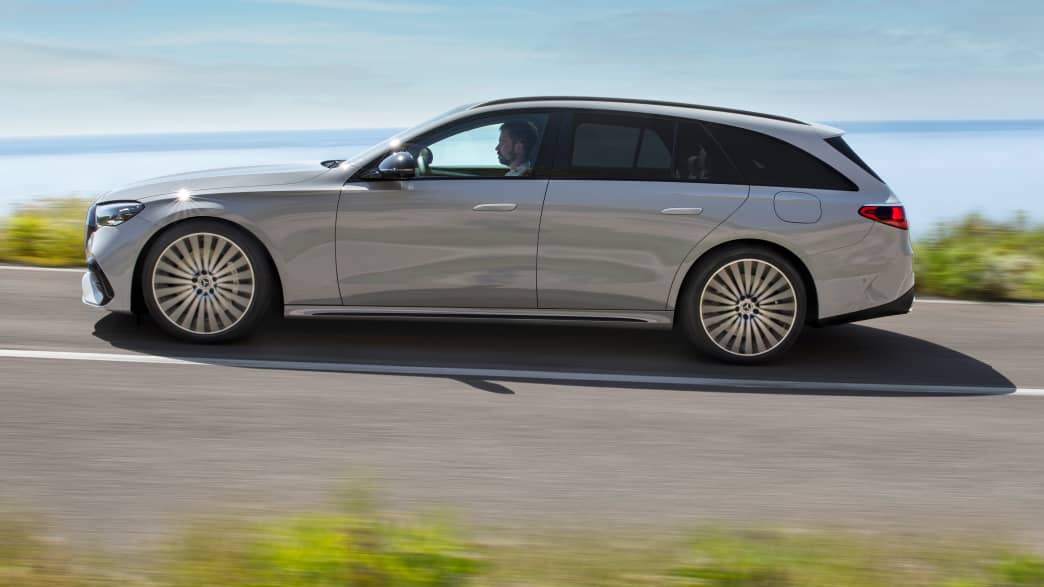 Seitenansicht eines fahrenden Mercedes E-Klasse Kombi T-Modell