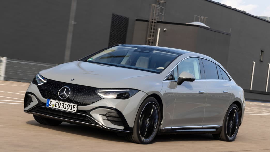 Frontansicht eines fahrenden Mercedes EQE 350