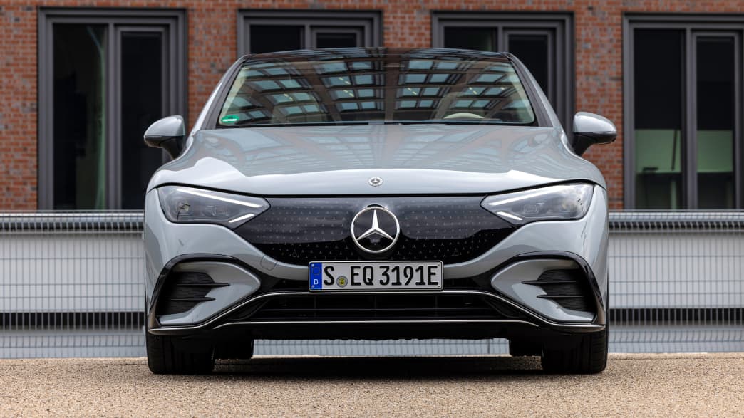Frontansicht eines stehenden Mercedes EQE 350