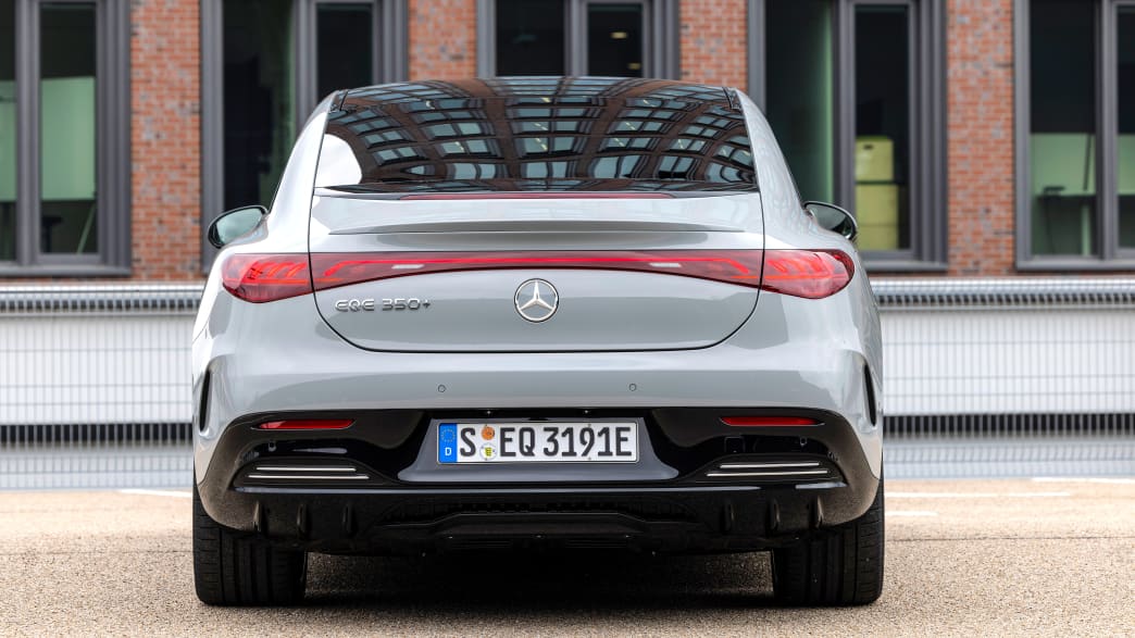 Heckansicht eines stehenden Mercedes EQE 350
