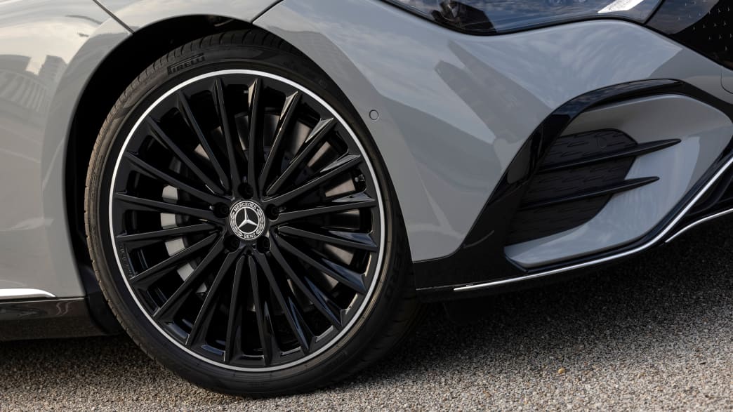 Vorderreifen des Mercedes EQE 350