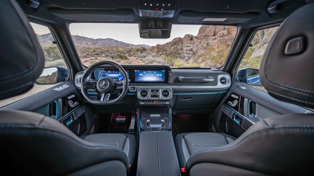 Blick auf das Cockpit mit Bildschrim und Lenkrad des Mercedes EQG