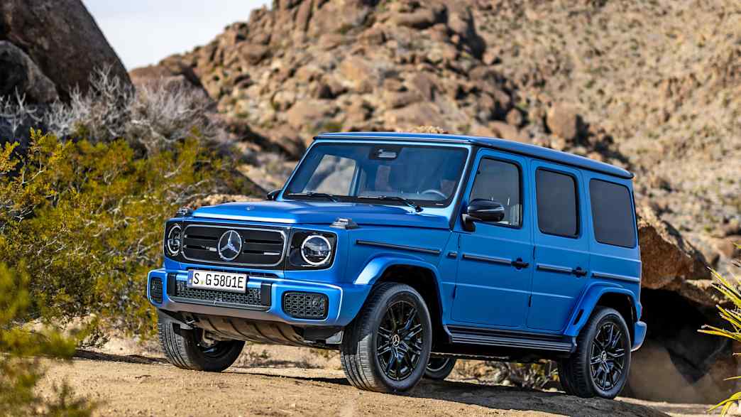 Ein blauer Mercedes EQG steht in einer Felsigen Landschaft