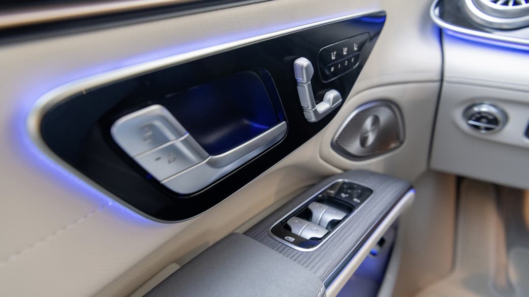 Die Fensterbedienung und Türöffner des neue weissen Mercedes EQS 580 4MATIC