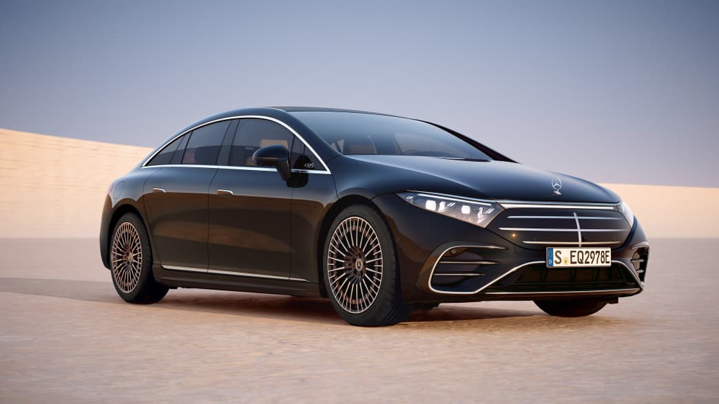 Front und Seitenansicht eines stehenden Mercedes EQS