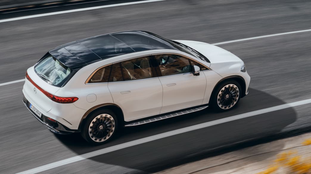 Ein weißer Mercedes EQS SUV fahrend von oben