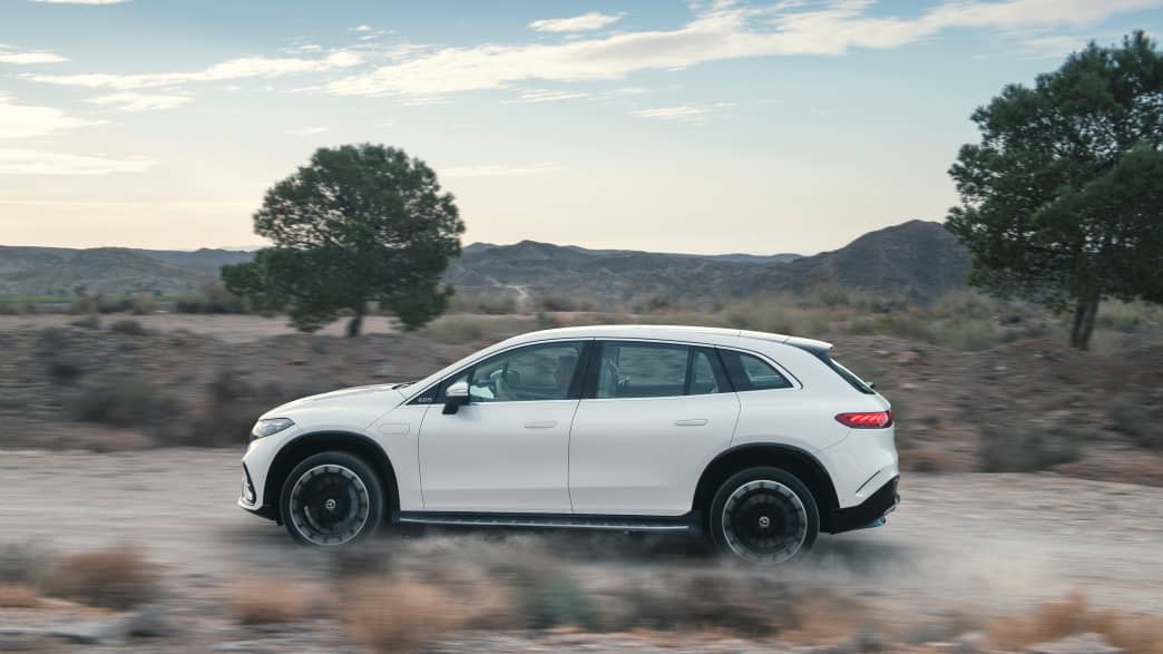 Ein weißer Mercedes EQS SUV fahrend von der Seite