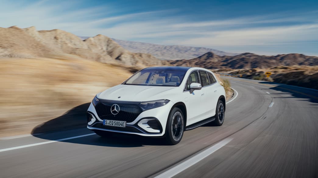 Ein weißer Mercedes EQS SUV fahrend von vorne